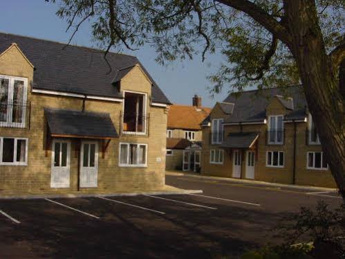 The Tally Ho Hotel - B&B Bicester Exteriör bild
