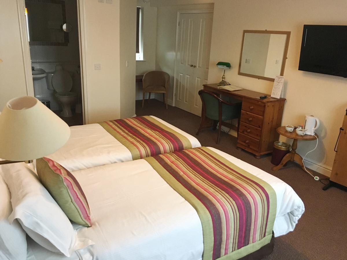 The Tally Ho Hotel - B&B Bicester Exteriör bild