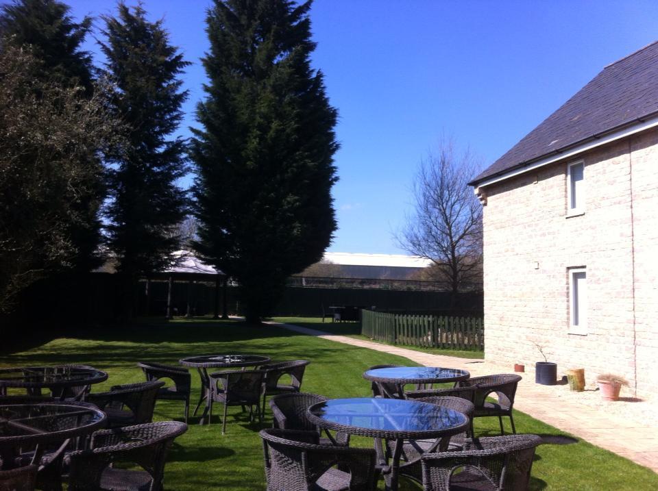 The Tally Ho Hotel - B&B Bicester Exteriör bild